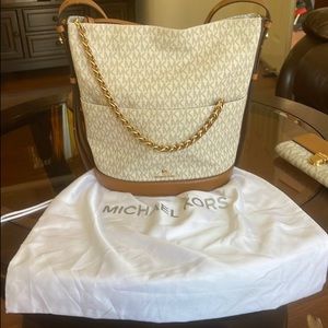 Micheal kors bag,with top zip and exterior zip pocket great for cell phone